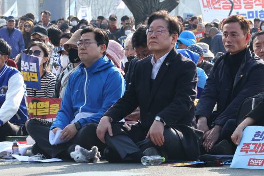 이재명 더불어민주당 대표와 박찬대 원대표가 22일 서울 종로구 동십자각 앞에서 열린 야5당 공동 비상시국 범국민대회에 참석하고 있다. 연합뉴스