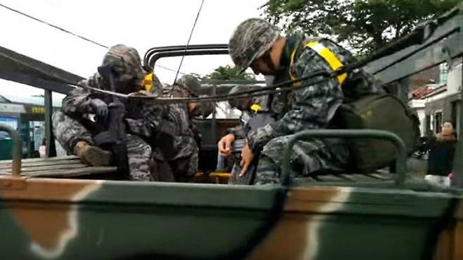 2016년 4월말 제주 강정마을 시민단체 활동가들의 항의에 고개 숙인 해병들