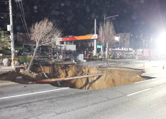 24일 오후 6시 29분께 서울 강동구 대명초등학교 인근 사거리에서 싱크홀(땅 꺼짐) 사고가 발생했다. 소방 당국에 따르면 이 사고로 인해 1명이 다쳤다. 강동구청은 안전안내문자를 통해 "사거리 구간 양방향 전면 교통통제 중"이라며 "교통정보를 미리 확인하고 우회 도로를 이용해달라"고 당부했다. 연합뉴스