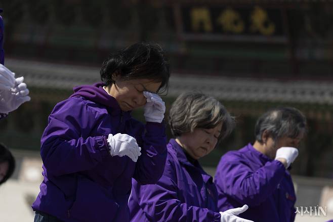 10·29 이태원 참사 유가족협의회와 이태원 참사 시민대책회의 주최로 3월19일 오후 서울 광화문 앞에서 ‘윤석열 파면 기원 159배’ 행사가 끝난 후 유가족들이 흐르는 눈물을 닦고 있다. ⓒ시사IN 이명익