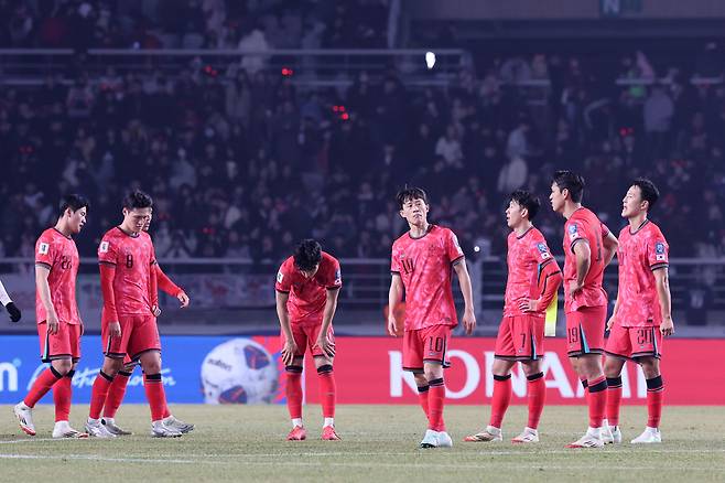한국 축구대표팀 선수들이 20일 고양종합운동장에서 열린 2026 북중미 월드컵 아시아 3차 예선 오만전에서 1-1 무승부로 경기를 마친 뒤 아쉬워하고 있다. 연합뉴스