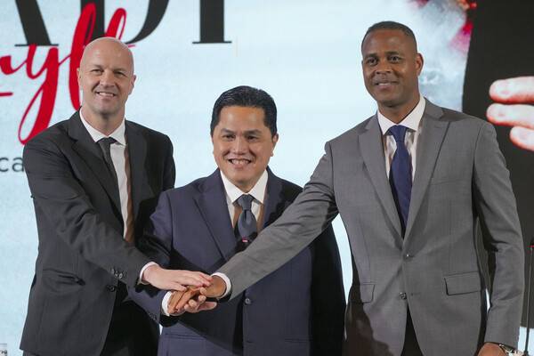 ▲ 인도네시아 축구협회는 신태용 감독을 경질하고 네덜란드 출신 패트릭 클루이베르트(사진 위)를 영입했다. 에릭 토히르(사진 아래 가운데) 축구협회장의 신 감독 경질 명분은 "일부 선수들과의 의사 소통 문제"였다. ⓒ연합뉴스/AP