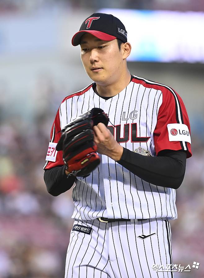 LG 투수 손주영은 23일 잠실구장에서 열린 '2025 신한 SOL Bank KBO 리그' 롯데와 정규시즌 2차전에서 선발 등판했다. 7이닝 무실점 퀄리티스타트 플러스를 기록하며 팀 승리에 힘을 보탰다. 동시에 시즌 첫 승을 거뒀다. 엑스포츠뉴스 DB