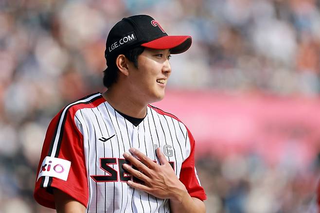 LG 투수 손주영은 23일 잠실구장에서 열린 '2025 신한 SOL Bank KBO 리그' 롯데와 정규시즌 2차전에서 선발 등판했다. 7이닝 무실점 퀄리티스타트 플러스를 기록하며 팀 승리에 힘을 보탰다. 동시에 시즌 첫 승을 거뒀다. 연합뉴스