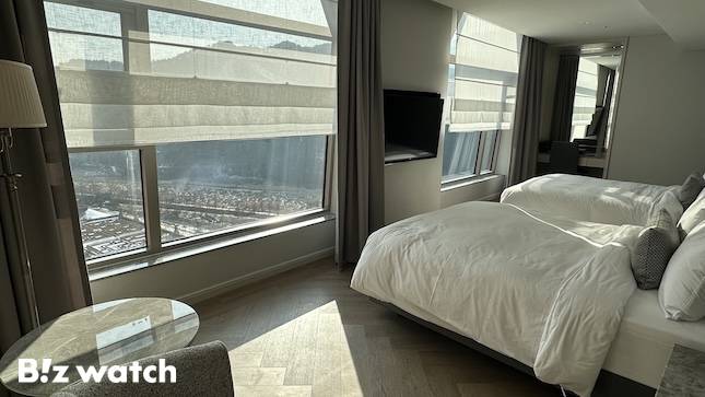 켄싱턴호텔 평창 그랜드 스위트의 마스터베드룸. 프랑스 자수 정원이 내려다보인다. / 사진=정혜인 기자 hij@