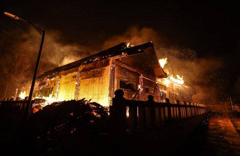 경북 의성군 산불 발생 나흘째인 25일 의성군 고운사 입구 인근에 세워진 최치원 문학관이 전소되고 있다. (사진=연합뉴스 제공)