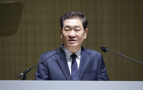 지난 19일 경기도 수원시 영통구 수원컨벤션센터에서 열린 제56기 삼성전자 정기주주총회에서 한종희 삼성전자 부회장이 인사말을 하고 있는 모습. 〈사진=공동취재〉