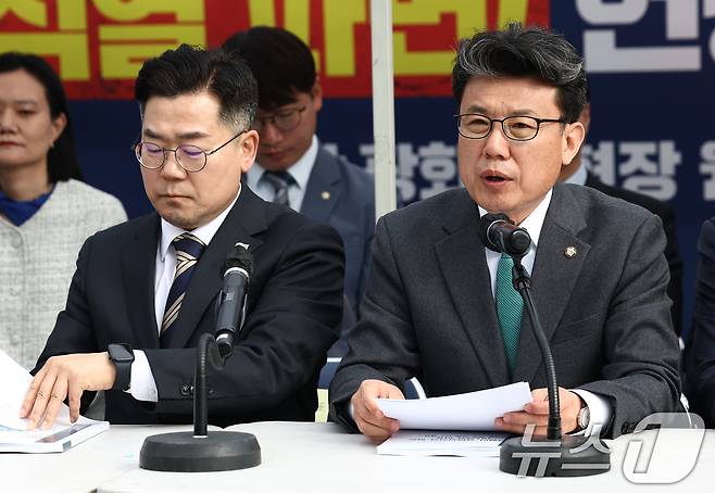 진성준 더불어민주당 정책위의장이 25일 오전 서울 경복궁 인근 민주당 천막당사에서 열린 원내대책회의에서 발언하고 있다. 왼쪽은 박찬대 원내대표. 2025.3.25/뉴스1 ⓒ News1 김민지 기자