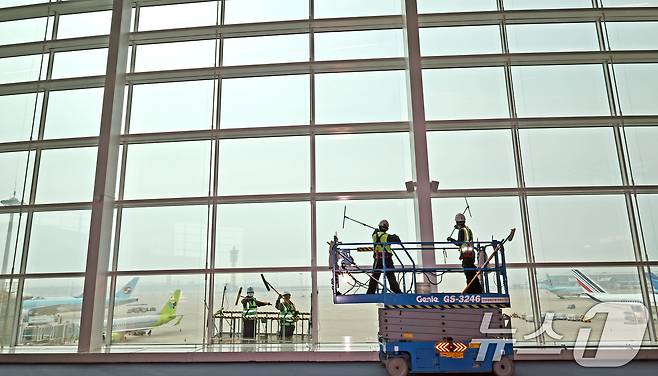 인천공항운영서비스 환경미화운영그룹 직원들이 25일 오전 인천국제공항 제2터미널에서 봄맞이 유리창 물청소를 하고 있다. 2025.3.25/뉴스1 ⓒ News1 장수영 기자