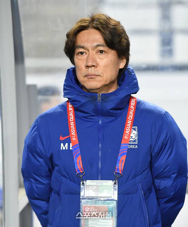 홍명보 감독이 25일 수원월드컵경기장에서 열린 2026 FIFA 북중미 월드컵 3차 예선 요르단과 경기에 앞서 운동장을 응시하고 있다. 수원 | 최승섭기자 thunder@sportsseoul.com