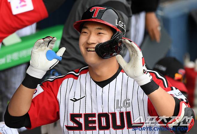 우타 거포 유망주 문정빈이 투런포를 날린 뒤 해맑게 미소 짓고 있다. 잠실=박재만 기자 pjm@sportschosun.com