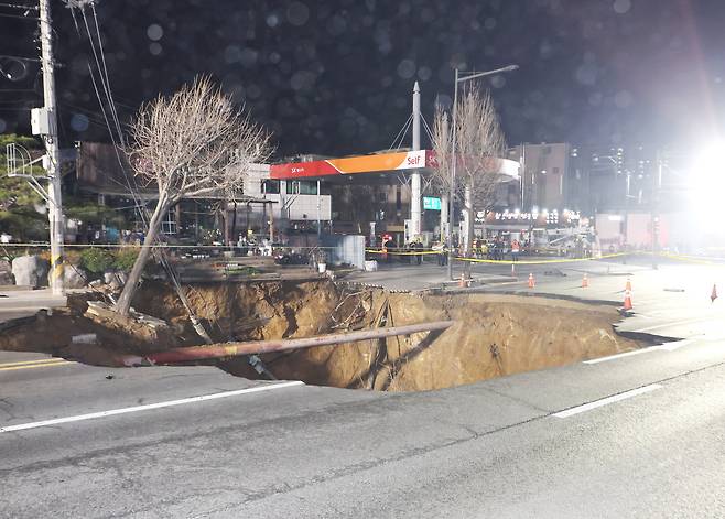 24일 오후 6시 29분쯤 서울 강동구 대명초등학교 인근 사거리에서 발생한 싱크홀(땅 꺼짐) 사고 현장 /연합뉴스