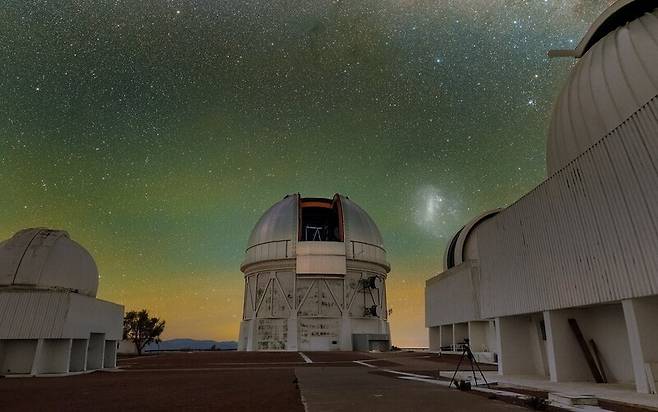 암흑에너지를 추적하고 있는 빅터블랑코망원경이 있는 칠레 안데스산맥의 세로톨롤로미주천문대. 미 국립광학-적외선천문학연구소(NOIR Lab) 제공