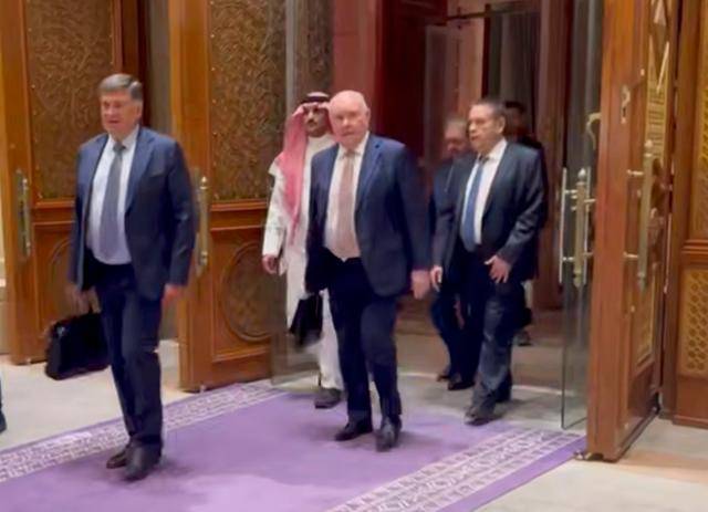 24일 사우디아라비아 리야드 리츠칼튼호텔에서 러시아 대표단이 미국 대표단과 우크라이나·러시아 휴전 협상을 마친 뒤 협상장을 떠나고 있다. 러시아 외무부 제공. 리야드=EPA 연합뉴스