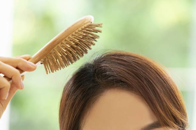 영국의 한 미용사가 머리가 쉽게 기름지는 것을 막을 수 있는 습관을 공유했다./사진=클립아트코리아