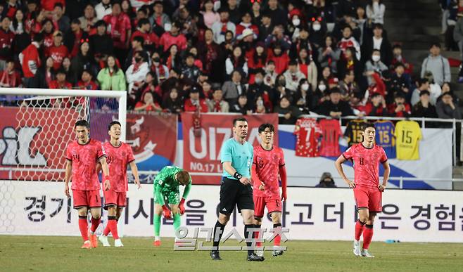 홍명보 감독이 이끄는 축구대표팀이 25일 오후 수원월드컵경기장에서 요르단과 ‘2026 FIFA 북중미월드컵 아시아 지역 3차 예선을 펼쳤다. 대표팀이 요르단에게 골을 허용하고 아쉬워 하고있다. 수원=정시종 기자 capa@edaily.co.kr /2025.03.25.