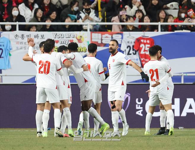 홍명보 감독이 이끄는 축구대표팀이 25일 오후 수원월드컵경기장에서 요르단과 ‘2026 FIFA 북중미월드컵 아시아 지역 3차 예선을 펼쳤다. 요르단이 전반 동점골을 성공하고 기뻐하고있다. 수원=정시종 기자 capa@edaily.co.kr /2025.03.25.