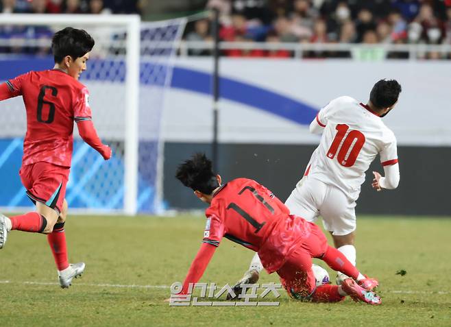 홍명보 감독이 이끄는 축구대표팀이 25일 오후 수원월드컵경기장에서 요르단과 ‘2026 FIFA 북중미월드컵 아시아 지역 3차 예선을 펼쳤다. 대표팀 양민혁이 태클로 요르단 공격을 저지하고있다. 수원=정시종 기자 capa@edaily.co.kr /2025.03.25.