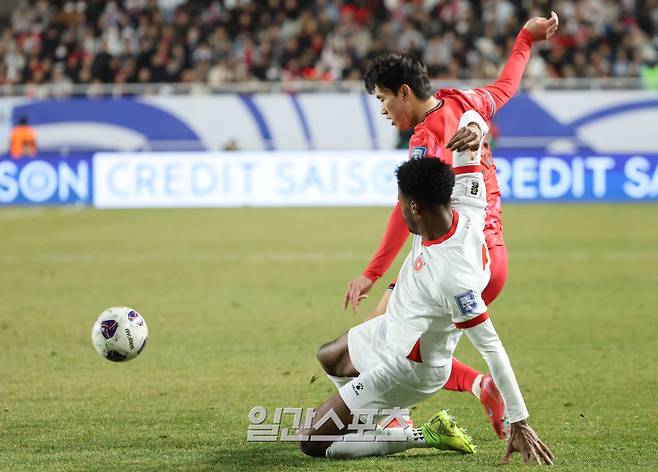 홍명보 감독이 이끄는 축구대표팀이 25일 오후 수원월드컵경기장에서 요르단과 ‘2026 FIFA 북중미월드컵 아시아 지역 3차 예선을 펼쳤다. 대표팀 양현준이 요르단 태클에 공을 빼앗기고있다. 수원=정시종 기자 capa@edaily.co.kr /2025.03.25.