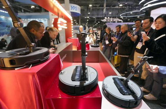 지난 1월 미국 라스베이거스에서 열린 CES2025 전시회의 로보락 부스에서 관람객들이 로보락 청소기를 구경하고 있다. 로이터=연합뉴스