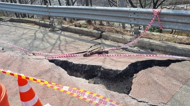 ▲ 지난 24일 오전 강원 삼척시 도계읍 장원초등학교 뒤편 도로에서 발생한 땅 꺼짐으로 도로 일부가 통제돼 있다. 연합뉴스