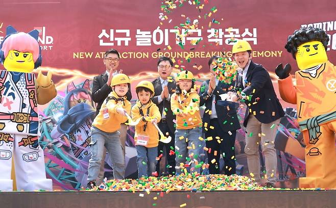 2024년 신규 놀이기구 착공식에서 첫 삽을 뜬 어린이들과 레고랜드 이순규 대표(오른쪽). /사진=레고랜드 코리아