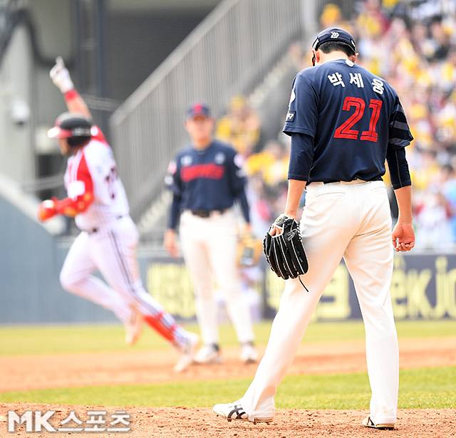 홈런 3방을 허용하고 무너진 박세웅. 사진=천정환 기자
