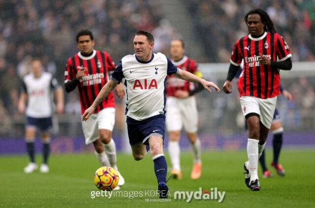 토트넘 출신 레전드인 로비 킨이 들리블로 AC밀란 진영을 돌파하고 있다. /게티이미지코리아