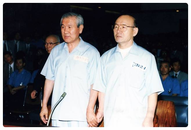 1996년 8월 26일 전두환(오른쪽)과 노태우는 12·12 군사반란과 5·18 민주화운동 당시 내란 및 내란 목적 살인, 뇌물 등 혐의로 1심에서 각각 사형과 징역 22년 6월 형을 선고받았다.