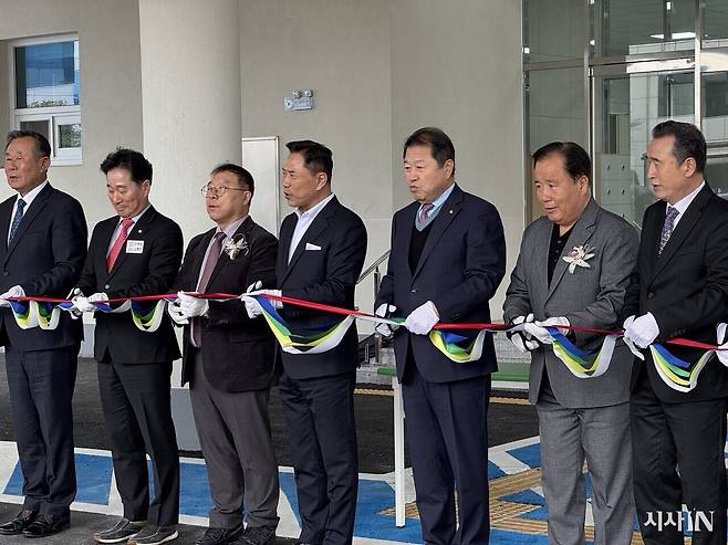 3월4일 세계로우남 기독아카데미 개교를 축하하며 테이프 커팅을 하고 있다. 하화주 교장(왼쪽에서 세 번째)과 손현보 목사(가운데). ⓒ시사IN 포토