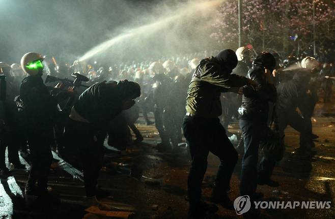 튀르키예 반정부 시위 (이스탄불 AFP=연합뉴스) 24일(현지시간) 이스탄불 시내에서 열린 반정부 시위대를 향해 경찰이 후추 스프레이를 발사하고 있다. 2025.03.25