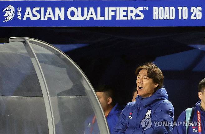 작전 지시하는 홍명보 감독 (수원=연합뉴스) 서명곤 기자 = 25일 수원월드컵경기장에서 열린 2026 북중미 월드컵 아시아 3차 예선 B조 8차전 대한민국과 요르단의 경기.
홍명보 감독이 선수들에게 작전을 지시하고 있다. 2025.3.25 seephoto@yna.co.kr