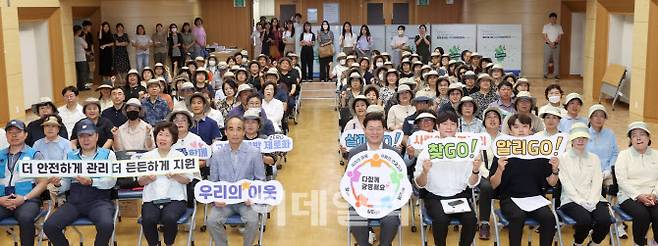 지난해 8월 20일 오전 광명시청 대회의실에서 열린 ‘생활업종 종사자 및 마을 안전 돌보미 발대식’에서 박승원 광명시장(오른쪽 다섯 번째)과 명예 사회복지공무원에 위촉된 요구르트 배달원, 집배원 등이 기념사진을 찍고 있다.(사진=광명시)