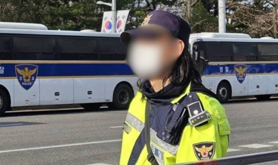 SNS상과 유튜브에 도는 장발 경찰 〈출처 : 디시인사이드 등〉