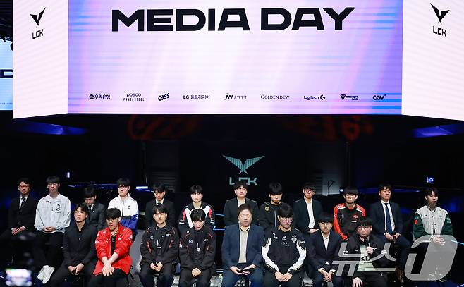 26일 오후 서울 종로구 롤파크 LCK(리그 오브 레전드 챔피언스 코리아) 아레나에서 '2025 LoL 챔피언스 코리아 미디어데이'가 열리고 있다. 사진 윗줄 왼쪽부터 시계방향으로 DRX 김상수 감독, '유칼' 손우현, DN 프릭스 정민성 감독, '불독' 이태영, KT 고동빈 감독, '비디디' 곽보성, BNK 피어엑스 유상욱 감독, '클리어' 송현민, 농심 레드포스 박승진 감독, '피셔' 이정태, OK저축은행 브리온 최우범 감독, '모건' 박루한, 디플러스 기아 '베릴' 조건희, 배성웅 감독, 젠지 '룰러' 박재혁, 김정수 감독, 한화생명 e스포츠 '피넛' 한왕호, 최인규 감독, T1 '오너' 문현준, 김정균 감독. 2025.3.26/뉴스1 ⓒ News1 김진환 기자