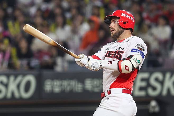 KIA 위즈덤이 25일 광주-기아 챔피언스 필드에서 열린 2025 KBO리그 정규시즌 키움전에서 4회말 좌월 투런포를 터뜨리고 있다. 사진 | KIA 타이거즈