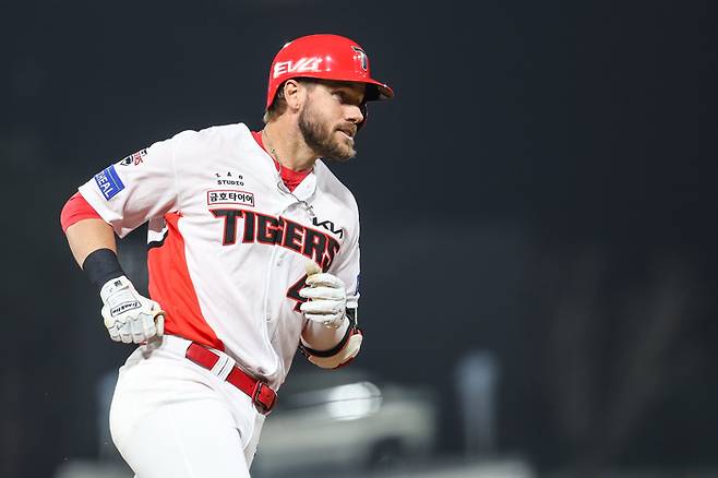 KIA 위즈덤이 25일 광주-기아 챔피언스 필드에서 열린 2025 KBO리그 정규시즌 키움전에서 4회말 좌월 투런포를 터뜨리고 있다. 사진 | KIA 타이거즈