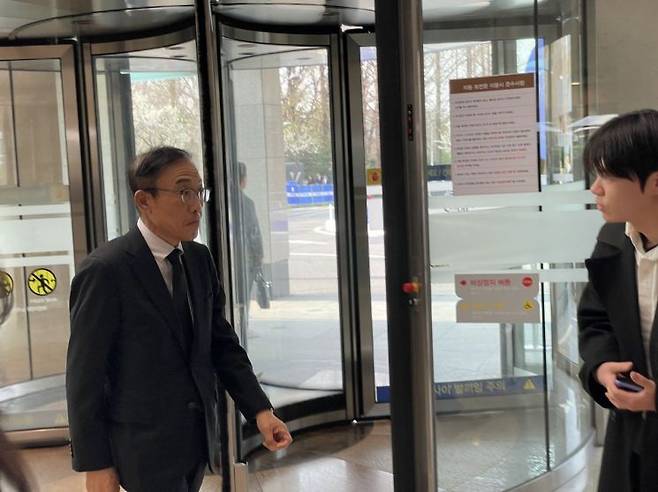 김기남 삼성전자 고문이 26일 고(故) 한종희 삼성전자 대표이사 부회장 빈소가 마련된 서울 강남구 삼성서울병원에 들어서고 있다.