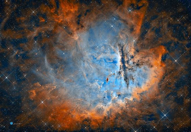 '팩맨 성운'으로 불리는 NGC281 성운의 모습. 오른쪽 위의 움푹 파인 구조가 마치 게임 팩맨의 주인공 캐릭터 입처럼 보인다고 해서 붙은 이름이다./후안 몬틸라