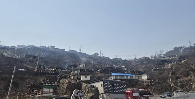 26일 ‘따개비마을’로 부르는 경북 영덕군 영덕읍 석리가 불에 탄 모습. 주성미 기자