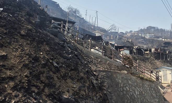 26일 경북 영덕군 영덕읍 석리가 포탄을 맞은 듯 불에 탄 모습. 주성미 기자