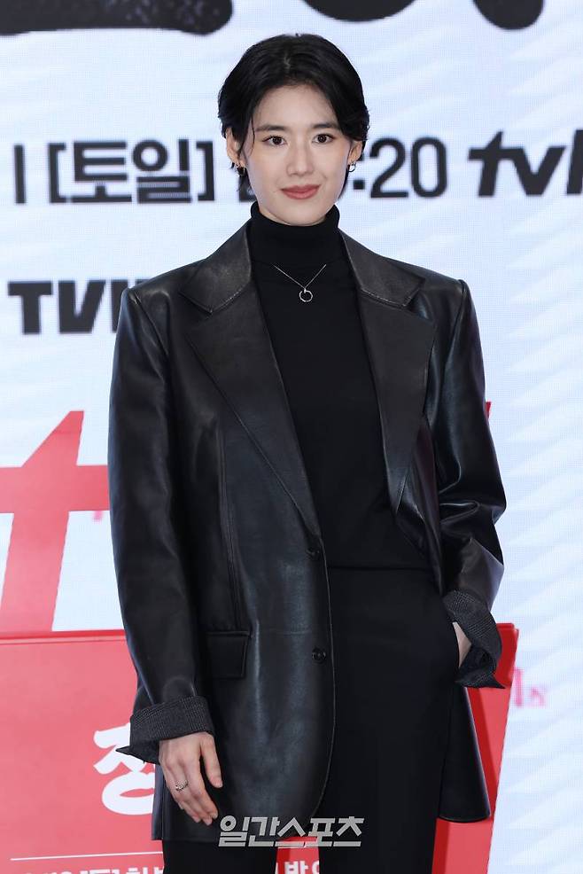 배우 정은채가 10일 오후 서울 영등포구 콘래드 호텔에서 열린 tvN 토일드라마 '정년이' 제작발표회에 참석해 포즈를 취하고 있다. '정년이'는 1950년대 한국전쟁 후를 배경으로, 최고의 국극 배우에 도전하는 '타고난 소리 천재' 정년이를 둘러싼 경쟁과 연대, 그리고 찬란한 성장기. 12일 공개. 서병수 기자 qudtn@edaily.co.kr /2024.10.10/