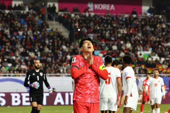 한국 축구대표팀 주장 손흥민이 25일 요르단과 경기에서 아쉬워하고 있다. 4년 만에 SNS 프로필 도 대표팀 사진으로 바꾸며 의지를 다진 손흥민은 팬들의 함성을 유도하기도 했다. 그러나 혼자만의 힘으로 승리를 가져오기엔 역부족이었다. 김종호 기자