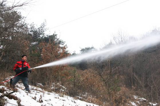 산불전문예방진화대원이 호스를 이용해 산불을 끄는 훈련을 하고 있다. 사진 산림청