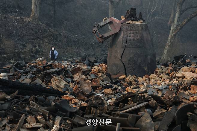 의성에서 발생한 대형산불이 닷새째 이어지고 있는 26일 경북 의성군 단촌면 등운산 자락에 있는 천년고찰 고운사 주요 건물이 화재로 소실돼 흔적만 남아 있다. 전날 오후 4시 50분께 시작된 화재로 보물인 연수전과 가운루, 연지암, 극락전, 등이 불탔다. 의성 | 성동훈 기자