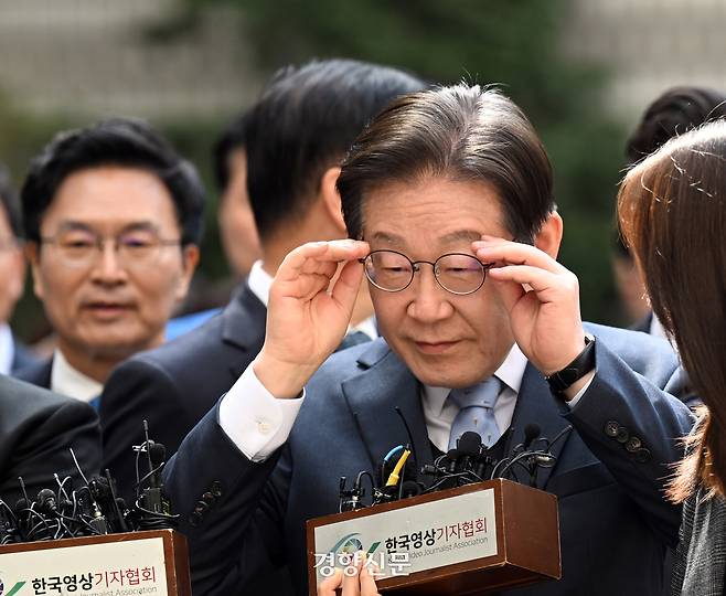 이재명 더불어민주당 대표가 26일 오후 서울 서초구 서울고등법원에서 열린 공직선거법 위반 혐의 항소심 선고 공판에 출석하고 있다. <2025.03.26. 사진공동취재단>