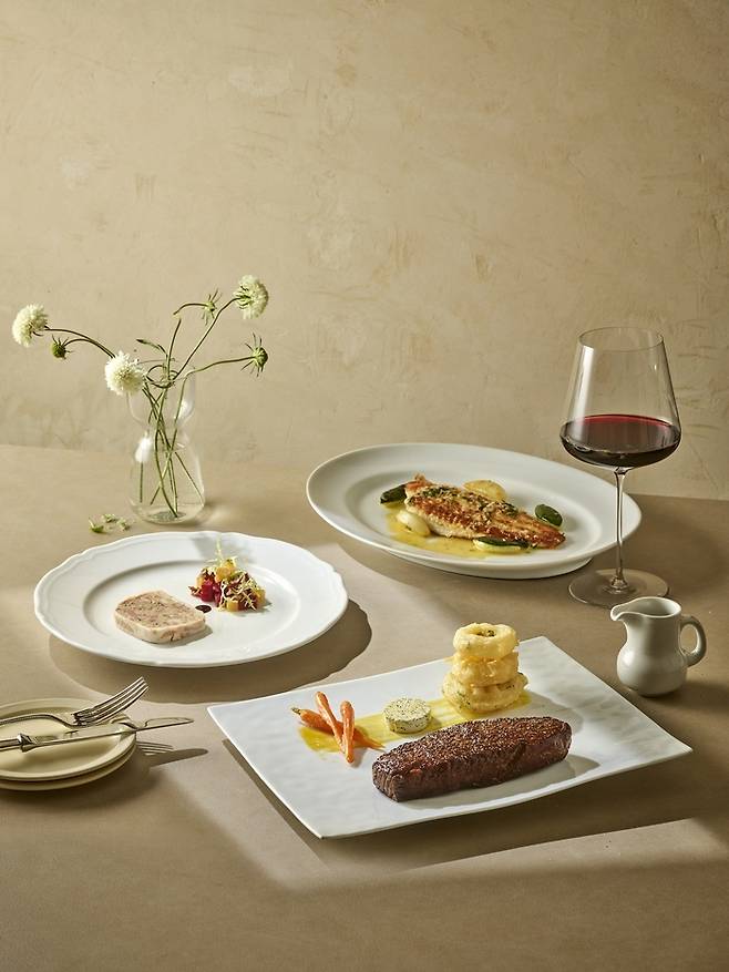 웨스틴 조선 서울은 봄 제철 식재료를 아메리칸 스타일로 풀어낸 음식을 낸다. / 사진=조선호텔앤리조트