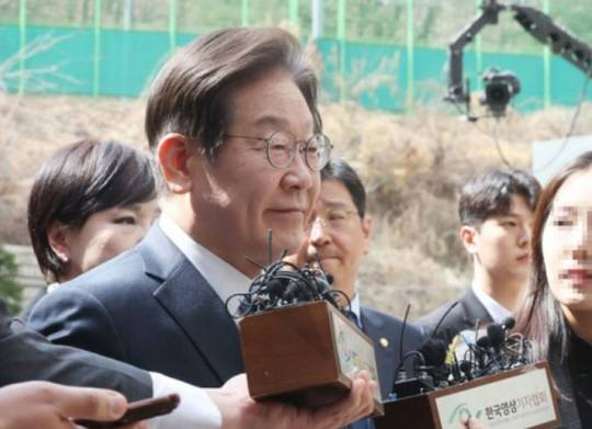 더불어민주당 이재명 대표가 26일 서울 서초구 서울고등법원에서 열린 공직선거법 위반 혐의 2심 선고 공판에 출석하고 있다. 연합뉴스