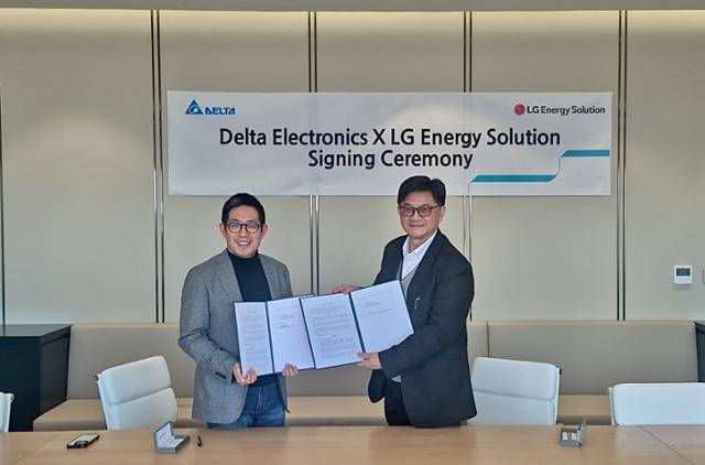 김형식(왼쪽) LG에너지솔루션 ESS전지사업부장과 마이크 왕 델타 일렉트로닉스 PVI 사업부 총괄 책임자가 파트너십 체결 후 협약서를 들고 있다. 사진제공=LG에너지솔루션