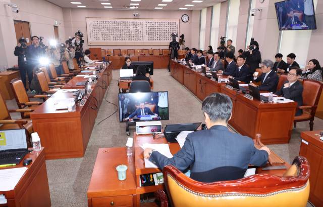 26일 국회에서 열린 법제사법위원회 전체회의에서 윤석열 대통령 탄핵심판 선고기일 신속 지정 촉구 결의안이 가결되고 있다. 연합뉴스